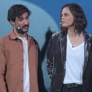 Une sortie familiale à base de musique, forcément, mais aussi de câlins, de bisous et d'accolades fraternels. Un bon cocktail après la rupture d'avec Laure Manaudou
Exclusif - Jérémy Frérot, Laure Manaudou - Surprises - Enregistrement de l'émission "La Chanson secrète 11" à Paris, diffusée le 24 juin sur TF1.