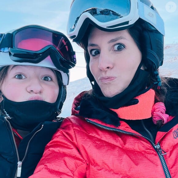 Vanessa Douillet et l'une de ses trois filles, au ski.