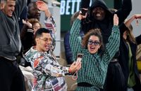 PHOTOS Sabrina Ouazani à Roland-Garros : fous rires, danse... et bisous ! Elle se lâche en tribunes avec un célèbre acteur