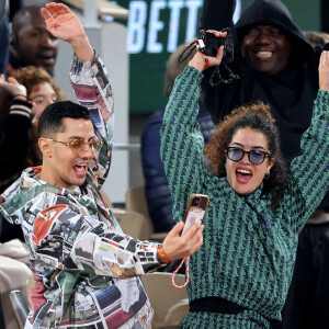 Rayonnante, la comédienne de la série Netflix Plan Coeur a passé un agréable moment avec l'acteur
Djanis Bouzyani et Sabrina Ouazani dans les tribunes des Internationaux de France de tennis de Roland Garros 2024 à Paris, France, le 1er juin 2024. © Jacovides-Moreau/Bestimage 