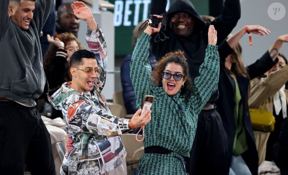 Rayonnante, la comédienne de la série Netflix Plan Coeur a passé un agréable moment avec l'acteur
Djanis Bouzyani et Sabrina Ouazani dans les tribunes des Internationaux de France de tennis de Roland Garros 2024 à Paris, France, le 1er juin 2024. © Jacovides-Moreau/Bestimage 