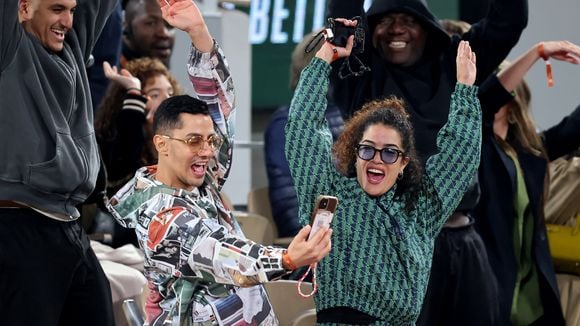 PHOTOS Sabrina Ouazani à Roland-Garros : fous rires, danse... et bisous ! Elle se lâche en tribunes avec un célèbre acteur