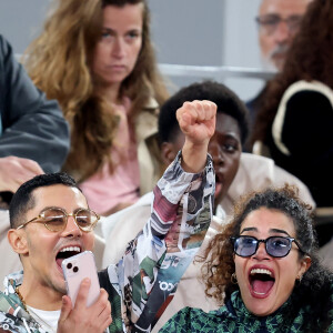 Djanis Bouzyani et Sabrina Ouazani dans les tribunes des Internationaux de France de tennis de Roland Garros 2024 à Paris, France, le 1er juin 2024. © Jacovides-Moreau/Bestimage 