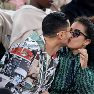  Ancien danseur devenu tour à tour figurant puis acteur, Djanis Bouzyani a débuté sa carrière dans le film L'Assaut de Julien Leclercq.
Djanis Bouzyani et Sabrina Ouazani dans les tribunes des Internationaux de France de tennis de Roland Garros 2024 à Paris, France, le 1er juin 2024. © Jacovides-Moreau/Bestimage 