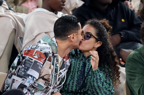  Ancien danseur devenu tour à tour figurant puis acteur, Djanis Bouzyani a débuté sa carrière dans le film L'Assaut de Julien Leclercq.
Djanis Bouzyani et Sabrina Ouazani dans les tribunes des Internationaux de France de tennis de Roland Garros 2024 à Paris, France, le 1er juin 2024. © Jacovides-Moreau/Bestimage 