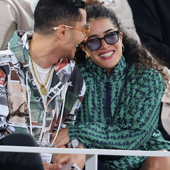 Célibataire, l'actrice de 35 ans avait évoqué sa rupture avec Franck Gastambide en mai 2024 dans les colonnes de La Tribune Dimanche
Djanis Bouzyani et Sabrina Ouazani dans les tribunes des Internationaux de France de tennis de Roland Garros 2024 à Paris, France, le 1er juin 2024. © Jacovides-Moreau/Bestimage 