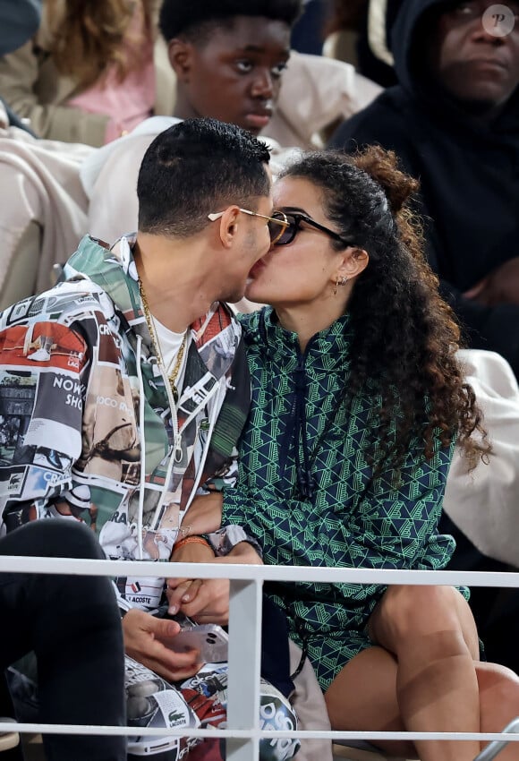 Le duo a même échangé un bisou !
Djanis Bouzyani et Sabrina Ouazani dans les tribunes des Internationaux de France de tennis de Roland Garros 2024 à Paris, France