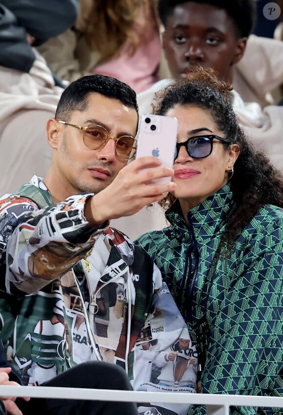 Djanis Bouzyani et Sabrina Ouazani dans les tribunes des Internationaux de France de tennis de Roland Garros 2024 à Paris, France, le 1er juin 2024. © Jacovides-Moreau/Bestimage 