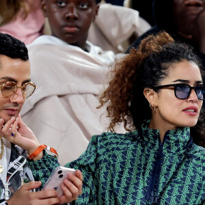 Djanis Bouzyani et Sabrina Ouazani dans les tribunes des Internationaux de France de tennis de Roland Garros 2024 à Paris, France, le 1er juin 2024. © Jacovides-Moreau/Bestimage  Celebs in the stands of the French Open tennis tournament at Roland Garros 2024 in Paris, France, on June 1, 2024. 