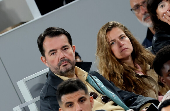 Jean-François Piège et sa femme Elodie dans les tribunes des Internationaux de France de tennis de Roland Garros 2024 à Paris, France, le 1er juin 2024. © Jacovides-Moreau/Bestimage 