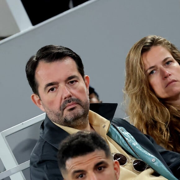 Jean-François Piège et sa femme Elodie dans les tribunes des Internationaux de France de tennis de Roland Garros 2024 à Paris, France, le 1er juin 2024. © Jacovides-Moreau/Bestimage 