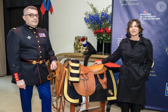 Invitée au Pavillon Dauphine, à Paris, l'actrice a posé aux côtés d'officiers et de militaires français, notamment le général Charles-Antoine Thomas, le 30 mai 2024.
Exclusif - Le général Charles-Antoine Thomas et Mathilde Seigner , nouvelle marraine de la garde Républicaine au Pavillon Dauphine, à Paris, France, le 30 mai 2024. © Olivier Borde/Bestimage