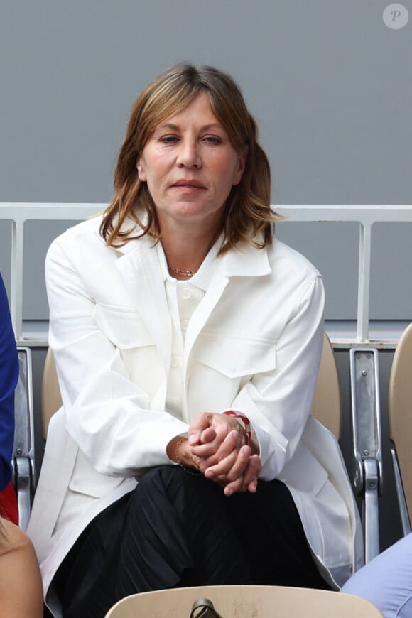 Mathilde Seigner - Les célébrités dans les tribunes des Internationaux de France de Roland Garros, le 28 mai 2022.