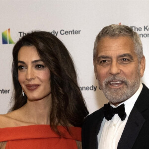 L'avocate accompagnait un ami
George Clooney, Amal Clooney - Les célébrités assistent au dîner de gala des lauréats du 45ème prix annuel du Kennedy Center à Washington, le 3 décembre 2022. Les lauréats de 2022 sont : l'acteur et cinéaste G.Clooney, l'auteur-compositeur-interprète chrétien et pop contemporain A.Grant, la chanteuse légendaire de soul, Gospel, R&B et pop G.Knight, T.León, compositrice, chef d'orchestre et éducatrice américaine d'origine cubaine ainsi que le groupe de rock irlandais emblématique "U2", composé de Bono, The Edge, A.Clayton et L.Mullen Jr. 