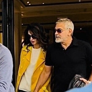 "George Clooney s'est vanté de ne même pas avoir eu à sortir de chez lui pour rencontrer la femme de sa vie" raconte le Parisien ce 2 juin.
George Clooney et sa femme Amal quittent leur hôtel à New York le 30 septembre 2022. 