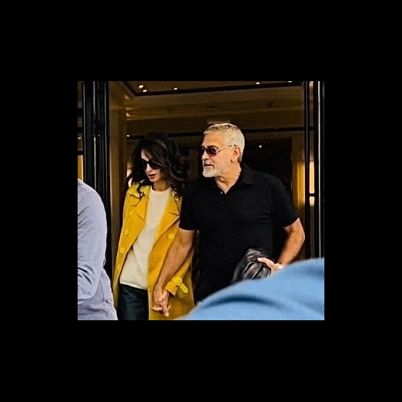 "George Clooney s'est vanté de ne même pas avoir eu à sortir de chez lui pour rencontrer la femme de sa vie" raconte le Parisien ce 2 juin.
George Clooney et sa femme Amal quittent leur hôtel à New York le 30 septembre 2022. 