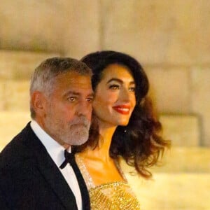 On peut dire que l'amour a littéralement frappé à la porte de l'Américain
George Clooney et sa femme Amal à la sortie de la soirée "The Clooney Foundation For Justice" à New York, le 29 septembre 2022. 