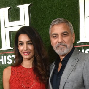 Amal Clooney et son mari George Clooney au photocall de la soirée "HISTORYTalks 2022: Your Place in History" dans le DAR Constitution Hall de la Maison Blanche à Washington DC, le 24 septembre 2022. 
