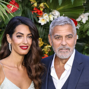 George Clooney et sa femme Amal lors de la première mondiale du film Ticket to Paradise à Londres le 7 septembre 2022.