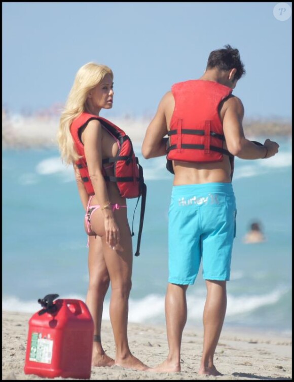 Samedi 20 mars, sur une plage de Malibu, Shauna Sand et son nouveau boyfriend filent le parfait amour.