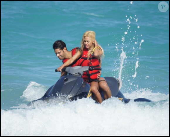 Samedi 20 mars, sur une plage de Malibu, Shauna Sand et son nouveau boyfriend filent le parfait amour.