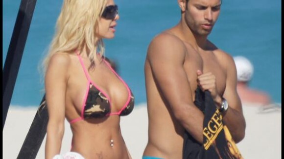 Shauna Sand : En bikini sur la plage, la bimbo vous présente son nouveau mec... Encore un !