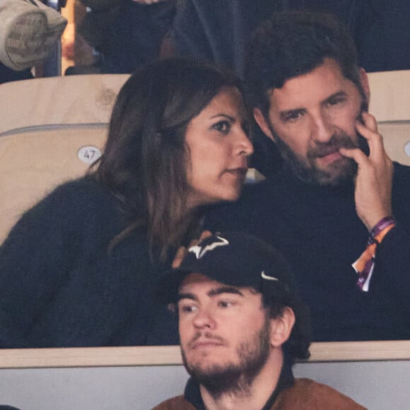 Aurelie Casse et son compagnon dans les tribunes des Internationaux de France de tennis de Roland Garros 2024 à Paris, France, le 1er juin 2024. © Jacovides-Moreau/Bestimage 