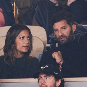 Aurelie Casse et son compagnon dans les tribunes des Internationaux de France de tennis de Roland Garros 2024 à Paris, France, le 1er juin 2024. © Jacovides-Moreau/Bestimage 