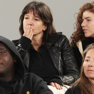 Hortense d'Estève et Nina Mauric dans les tribunes des Internationaux de France de tennis de Roland Garros 2024 à Paris, France, le 1er juin 2024. © Jacovides-Moreau/Bestimage 