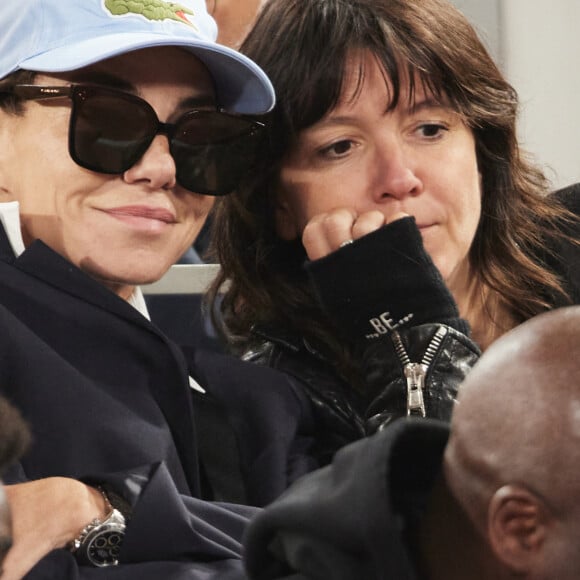 Sandra Sisley et Hortense d'Estève dans les tribunes des Internationaux de France de tennis de Roland Garros 2024 à Paris, France, le 1er juin 2024. © Jacovides-Moreau/Bestimage 