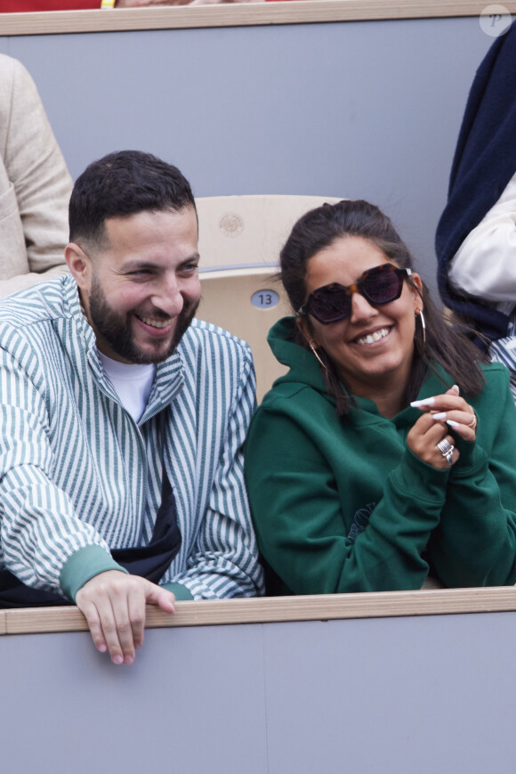 C'était sans doute un soulagement pour ses fans.
Inès Reg (Inès Reghioua) avec son meilleur ami Mickaël Montadir dans les tribunes au même moment dans les tribunes des Internationaux de France de tennis de Roland Garros 2024 à Paris, France, le 3 juin 2024. © Jacovides-Moreau/Bestimage 