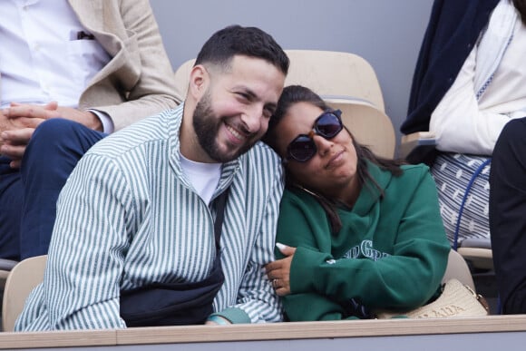 Inès Reg (Inès Reghioua) avec son meilleur ami Mickaël Montadir dans les tribunes au même moment dans les tribunes des Internationaux de France de tennis de Roland Garros 2024 à Paris, France, le 3 juin 2024. © Jacovides-Moreau/Bestimage  Celebs in the stands of the French Open tennis tournament at Roland Garros 2024 in Paris, France, on June 3, 2024. 