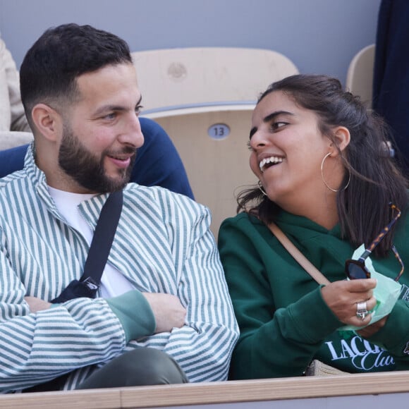 Car l'humoriste s'est faite discrète ces derniers temps.
Inès Reg (Inès Reghioua) avec son meilleur ami Mickaël Montadir dans les tribunes au même moment dans les tribunes des Internationaux de France de tennis de Roland Garros 2024 à Paris, France, le 3 juin 2024. © Jacovides-Moreau/Bestimage 