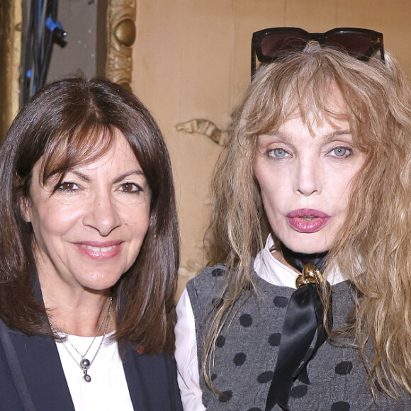 Anne Hidalgo et Arielle Dombasle - Soirée de mobilisation "L'Europe contre l'antisémitisme" au théâtre Antoine à Paris le 3 juin 2024. © Cédric Perrin/Bestimage