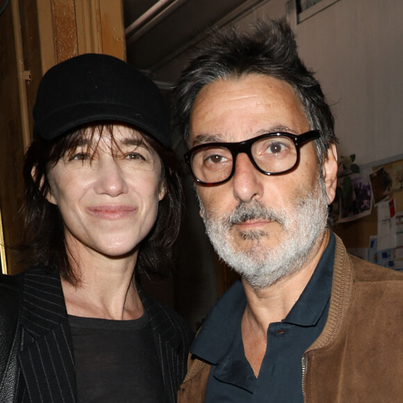 Charlotte Gainsbourg et son compagnon Yvan Attal - Soirée de mobilisation "L'Europe contre l'antisémitisme" au théâtre Antoine à Paris le 3 juin 2024. Depuis les attaques terroristes du Hamas du 7 octobre 2023, le nombre d'agressions à caractère antisémite s'envole. Au premier trimestre de l'année 2024, " 366 faits antisémites " ont été enregistrés par le gouvernement français, en hausse de 300 % par rapport au même trimestre l'année précédente. En 2023, 1 676 actes antisémites avaient été recensés, contre 436 en 2022, après une " explosion " de cette haine après le 7 octobre, selon le Conseil représentatif des institutions juives de France (Crif). © Coadic Guirec/Bestimage