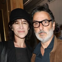 PHOTOS Charlotte Gainsbourg, casquette et frange rebelle avec Yvan Attal, affiche son soutien auprès d'un autre couple emblématique à Paris