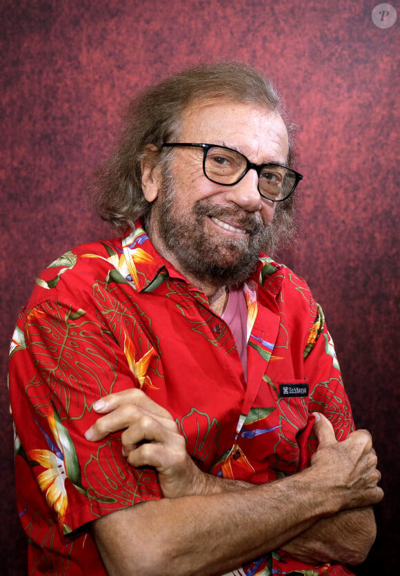 Info - Le chanteur Antoine fête ses 80 ans le 4 juin - Portrait du chanteur Antoine (Pierre Antoine Muraccioli) , 77 ans, en marge de l'émission "L'instant de Luxe" à Paris le 24 novembre 2021. © Cédric Perrin / Bestimage  Portrait of the singer Antoine (Pierre Antoine Muraccioli) , 77 years old, on the sidelines of the program "L'instant de Luxe" in Paris on November 24, 2021. 