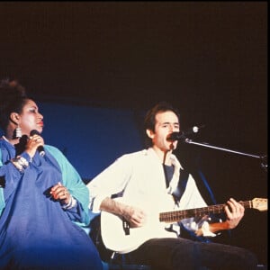 Elle a collaboré à plusieurs reprises avec lui et Michael Jones
Michaell Jones, Carole Fredericks et Jean-Jacques Goldman sur scène