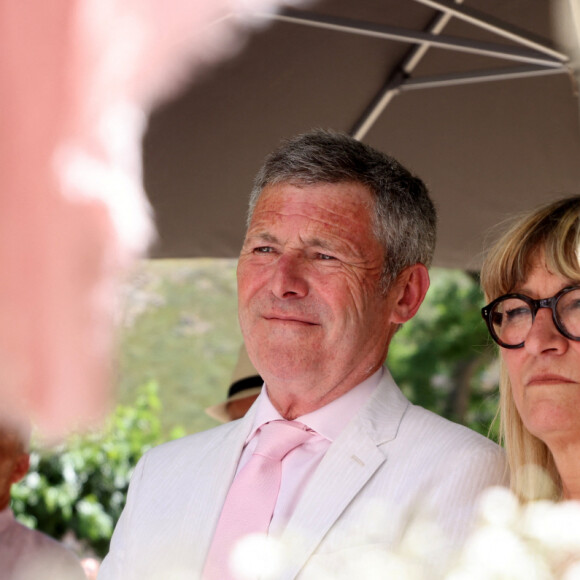 "C'est juste en fer, avec des bourrelets qui dépassent par les trous, parce qu'évidemment j'ai pris 10 kg en ne bougeant plus. J'ai l'impression d'être un rosbif ficelé !"
Exclusif - Mariage civil de Christine Bravo et Stéphane Bachot devant la mairie de Occhiatana en Corse le 11 Juin 2022 © Dominique Jacovides / Bestimage