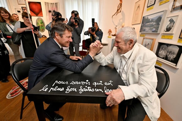 Proche de lui, le maire de Nice Christian Estrosi a partagé sa tristesse
Christian Estrosi, le maire de Nice, et Ben durant le vernissage de l'exposition carte blanche à Ben "On est tous fous" au musée d'Art Naïf de Nice, le 12 mai 2023.© Bruno Bebert / Bestimage