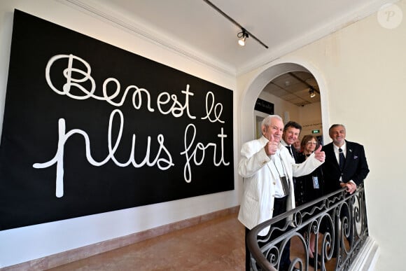 Ben, Christian Estrosi, le maire de Nice, Annie Vautier, le femme de Ben, et Robert Roux, l'adjoint au maire de la ville de Nice, délégué à la culture, durant le vernissage de l'exposition carte blanche à Ben "On est tous fous" au musée d'Art Naïf de Nice, le 12 mai 2023. © Bruno Bebert / Bestimage