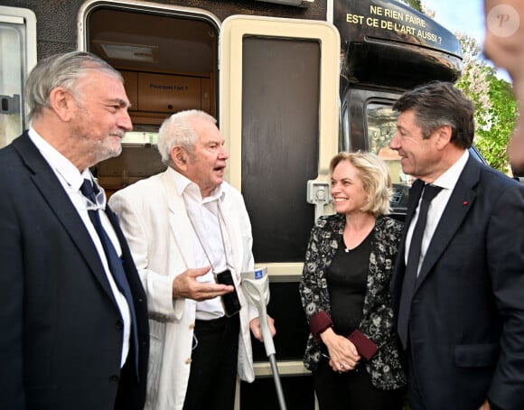 Robert Roux, l'adjoint au maire de la ville de Nice, délégué à la culture, Ben, Frédérique Olivier-Ghauri, la directrice du Musée International d'Art Naïf Anatole Jakovsky, et Christian Estrosi, le maire de Nice, durant le vernissage de l'exposition carte blanche à Ben "On est tous fous" au musée d'Art Naïf de Nice, le 12 mai 2023.© Bruno Bebert / Bestimage