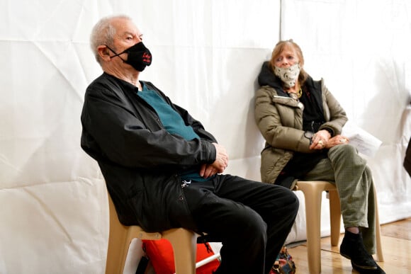 L'artiste Ben s'est fait vacciné contre le COVID-19 à Nice, le 18 janvier 2021 au centre vaccination du Théâtre de Verdure accompagné par Christian Estrosi, le maire de Nice. A 85 ans, Ben Vautier dit Ben, rendu célèbre par ses "écritures", artistes de l'Ecole de Nice, est la première personnalité médiatique de la région a être vacciné et à montrer l'exemple. © Bruno Bebert / Bestimage