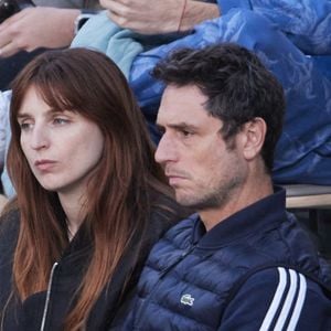 Alison Wheeler et Jérémie Elkaïm - Les célébrités dans les tribunes des Internationaux de France de tennis de Roland Garros à Paris. © Jacovides-Moreau/Bestimage