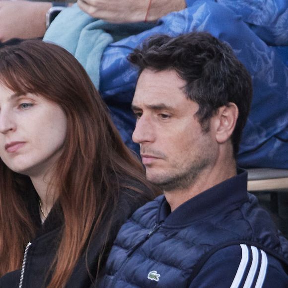 Alison Wheeler et son compagnon Jérémie Elkaïm - Les célébrités dans les tribunes des Internationaux de France de tennis de Roland Garros 2024 à Paris le 5 juin 2024. © Jacovides-Moreau/Bestimage
