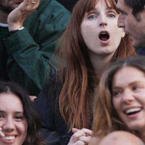 Alison Wheeler et Jérémie Elkaïm - Les célébrités dans les tribunes des Internationaux de France de tennis de Roland Garros 2024 à Paris le 5 juin 2024. © Jacovides-Moreau/Bestimage