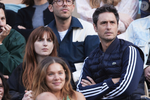 Alison Wheeler et Jérémie Elkaïm - Les célébrités dans les tribunes des Internationaux de France de tennis de Roland Garros 2024 à Paris le 5 juin 2024. © Jacovides-Moreau/Bestimage