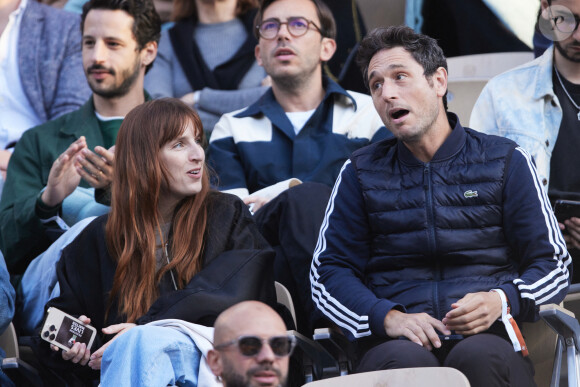 Alison Wheeler et Jérémie Elkaïm - Les célébrités dans les tribunes des Internationaux de France de tennis de Roland Garros 2024 à Paris le 5 juin 2024. © Jacovides-Moreau/Bestimage