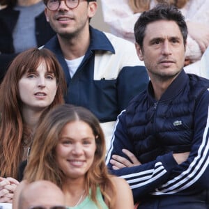 Ils étaient plutôt complices dans les tribunes. 
Alison Wheeler et Jérémie Elkaïm - Les célébrités dans les tribunes des Internationaux de France de tennis de Roland Garros 2024 à Paris le 5 juin 2024. © Jacovides-Moreau/Bestimage