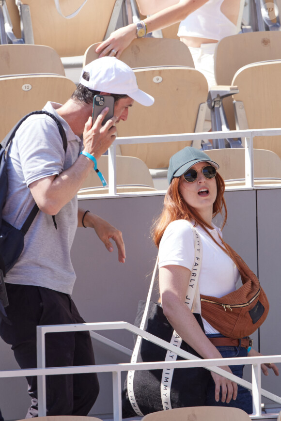 Mais également l'an dernier, en tête à tête. 
Jérémie Elkaïm et Alison Wheeler en tribunes lors des Internationaux de France de tennis de Roland Garros 2023, à Paris, France, le 5 juin 2023. © Cyril Moreau/Bestimage 